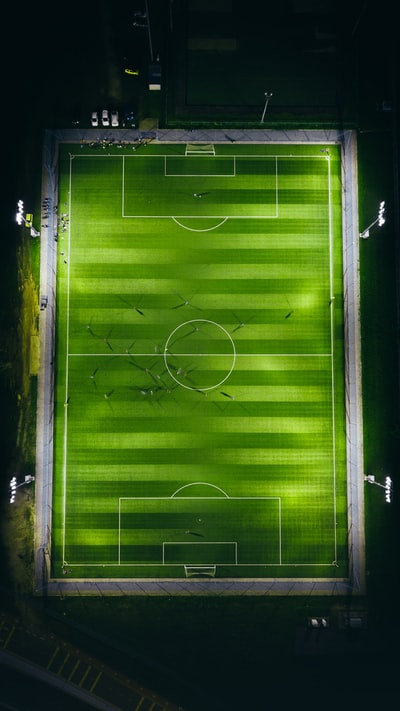 鸟瞰摄影的绿色灯光足球场

